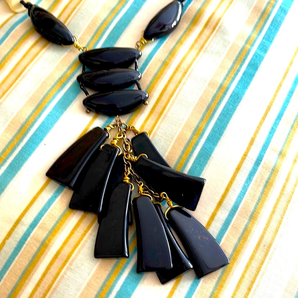 Vintage Chicos black long necklace with nuts and brass wrapped pieces of bone - Picture 3 of 12